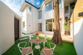 Single-family villa with large yard at Shanghai South Railway Station